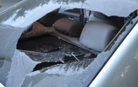 В Днепре пьяный мужчина разбил окно авто и прилег там отдохнуть