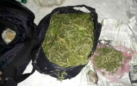 Возле одного из вузов в Сумах задержали женщину с килограммом марихуаны