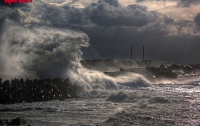 Туристы упорно лезут купаться в штормовом море