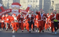 По центру Белграда пронеслись 2,5 тысячи Санта Клаусов