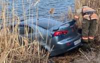 Водитель избежал лобового столкновения после того, как утопил свой автомобиль