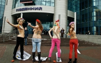 «FEMEN» показали голые задницы, «передницы» и нецензурные жесты (ФОТО)
