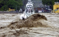 В Индии в результате наводнения погибли почти сто человек