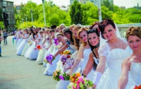 По Одессе маршируют невесты