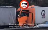 ДТП под Киевом: две фуры не поделили дорогу