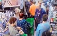 Мужчина пытался убить или покалечить ребенка на глазах всех присутствующих в супермаркете (видео)