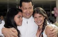 Диктаторам везет: счастливый Чавес вернулся с Кубы и запел прямо в аэропорту