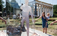 В Киеве установили скульптуру, которая реагирует на действия людей