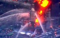 В США огонь едва не уничтожил нефтеперерабатывающий завод (ФОТО)