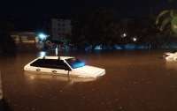 В Одессе мощное наводнение парализовало жизнь города (видео)