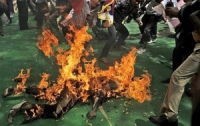В Индии бунтующие рабочие сожгли своего начальника