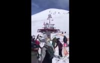 Попали в мясорубку: в Грузии лыжники на ходу выпрыгивали из сломанного подъемника