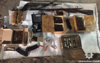 В Никополе у мужчины в гараже нашли арсенал оружия