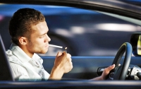 Курение в автомобиле приравнивают к серьезным нарушениям