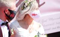 Защитные маски для свадебной церемонии назвали уродством и высмеяли