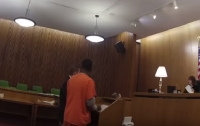 Дали 47 лет: мужчина в суде побил адвоката после приговора (видео)