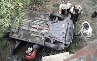 В Харькове легковой автомобиль слетел с моста