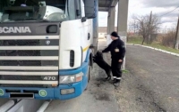 Гражданин Румынии из-за контрабанды сигарет потерял грузовик