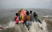 Индусы пытались утопить статую бога и умерли