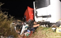 Во Франции в лобовом столкновении микроавтобуса и грузовика погибли 12 человек