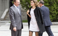 Королеву Испании раскритиковали за мини-платье и темные колготки