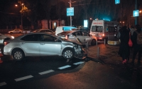 В центре Киева столкнулись две иномарки: пострадал пассажир такси