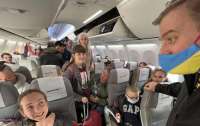 До Канади прибув перший літак з українськими біженцями (відео)