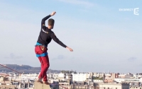 Канатоходец прогулялся по воздуху от Эйфелевой башни через Сену (видео)
