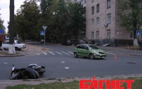 В Киеве девушка-водитель, проигнорировав знак «Уступить дорогу», врезалась в скутер (ФОТО)