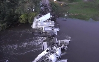 В США поезд рухнул из моста в реку (видео)