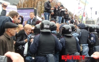Во время суда над Тимошенко на одну из активисток упала лестница