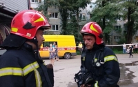 ГСЧС: В Киеве спасли людей из горящей многоэтажки