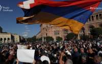 В Ереване протестующие штурмовали здание правительства и заблокировали посольство рф (видео)