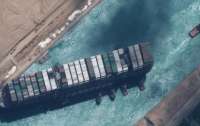 Движение в Суэцком канале заблокировано из-за севшего на мель танкера