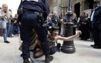 Обнаженные FEMEN атаковали участников мусульманской конференции Франции
