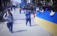 В Монголии мужчина напал на проукраинский митинг