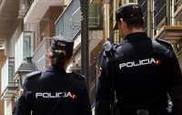Испанские полицейские решили развлечь людей и спели им песни под гитару