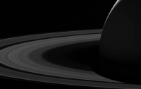 NASA опубликовало снимок темной стороны Сатурна