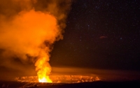 Американские фотографы сняли извержение гавайского вулкана в океан (ВИДЕО)