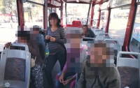 Во львовском трамвае задержали карманниц