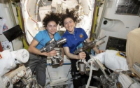 Две женщины впервые вышли в открытый космос (видео)