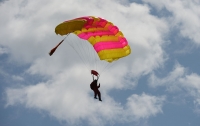 На Киевщине парашютисты сломали ноги во время прыжка