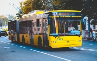 В Киеве столкнулись автобус, троллейбус и автомобиль