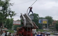 Харьковчанин угрожал прыгнуть со светофора, если его не починят