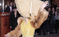 Леди Гага напялила на голову чемодан (ФОТО)