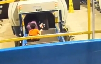 Ребенок покатался на багажной ленте в аэропорту и расшибся