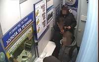 Двое подростков ограбили парня возле метро