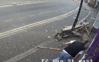 Сбитый двухэтажным автобусом англичанин встал и пошел в бар (видео)