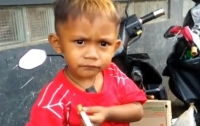 Двухлетний малыш курит по 40 сигарет в день (видео)