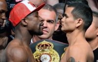 Флойд Мэйуэзер выиграл  два чемпионских пояса